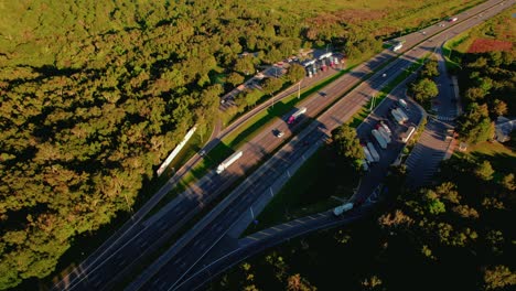 Antena-Del-área-De-Descanso-De-Semirremolques-En-Florida-Con-Autopista,-El-área-De-Descanso-Ofrece-Una-Parada-Acogedora-Y-Conveniente-Para-Quienes-Están-En-La-Carretera