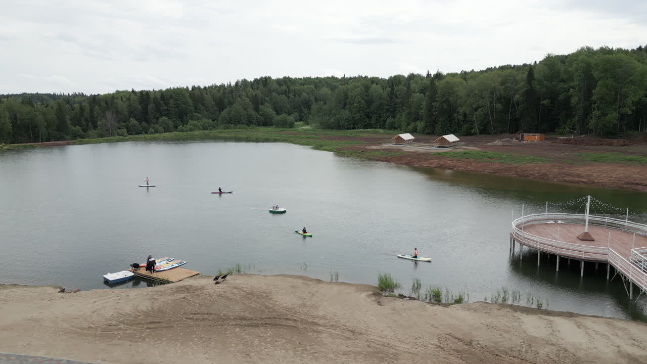 Søaktiviteter med kajakroning og paddleboarding