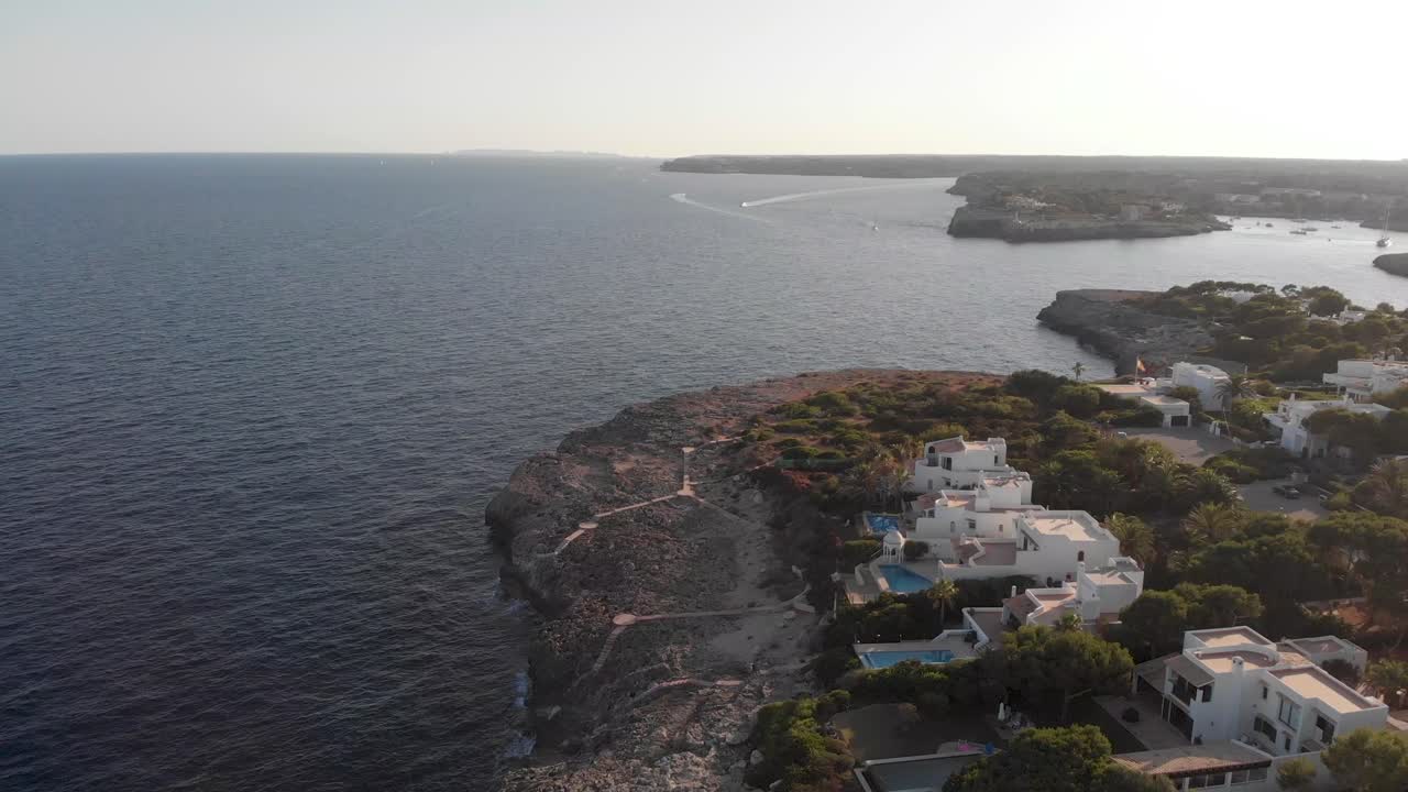aérea: hermosa costa de cala dor con casas de lujo con piscina en mallorca