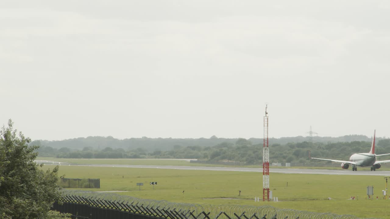 un avión despega en cámara lenta