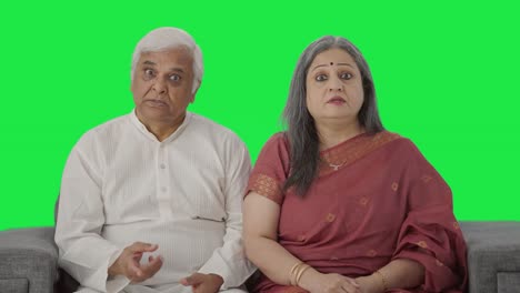 una pareja de ancianos indios enojados gritando a la cámara pantalla verde