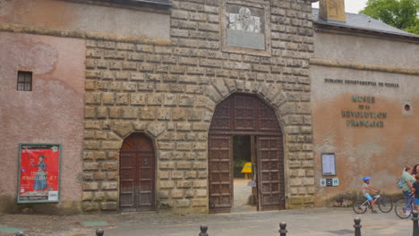 a family visits the museum of the french revolution