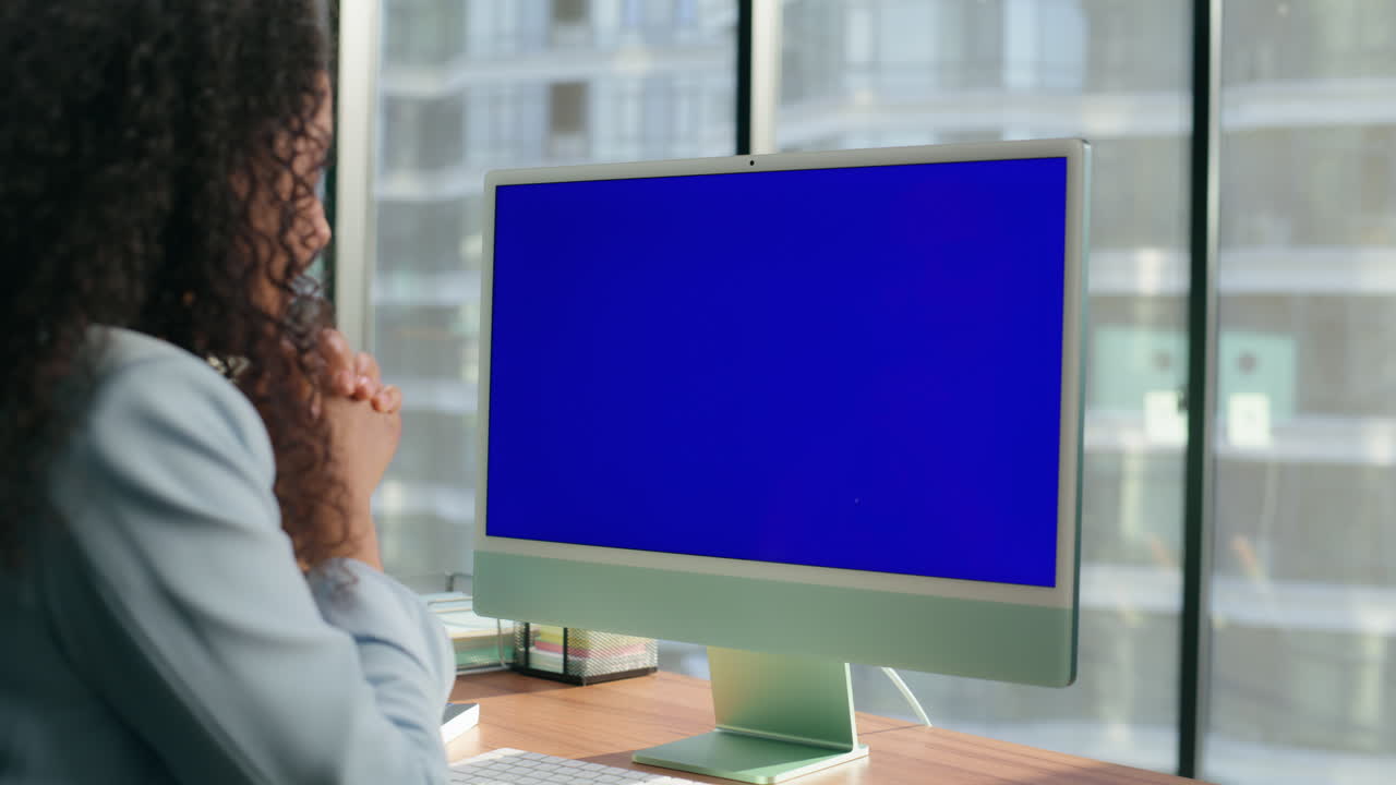 empleado desconocido hablando pantalla azul monitor de primer plano. gerente de oficina video chat