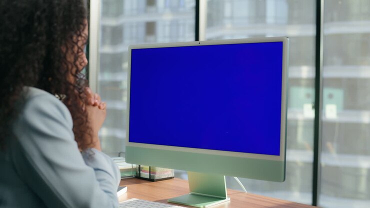 Nahaufnahme eines unbekannten Mitarbeiters, der vor einem Bluescreen-Monitor spricht. Büroleiter im Video-Chat.