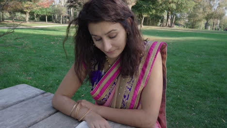 chica con cabello ventoso leyendo un libro