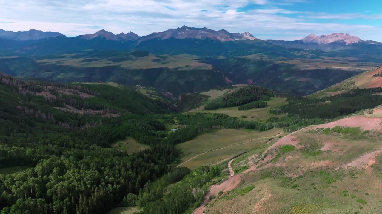 마지막 달러 도로 텔루라이드 공중 드론 뒤로 팬 모션 자동차 콜로라도 바위 스키 리조트 산 후안 산맥 여름 먼지 4  드라이브 캠핑 비스타 공항 풍경 양 목초지