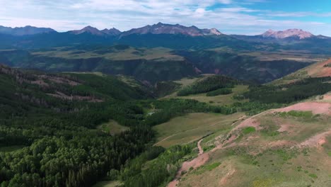 último dólar carretera telluride avión no tripulado hacia atrás pan movimiento coche colorado rocoso estación de esquí san juan cordillera montañas verano suciedad cuatro ruedas motrices acampada vista aeropuerto paisaje pastoreo de ovejas