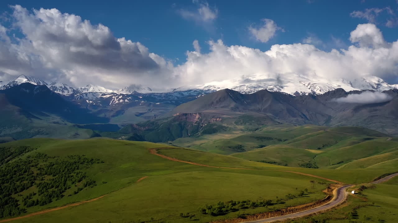 región de elbrus. volando sobre una meseta montañosa. hermoso paisaje de naturaleza. el monte elbrus es visible en el fondo.