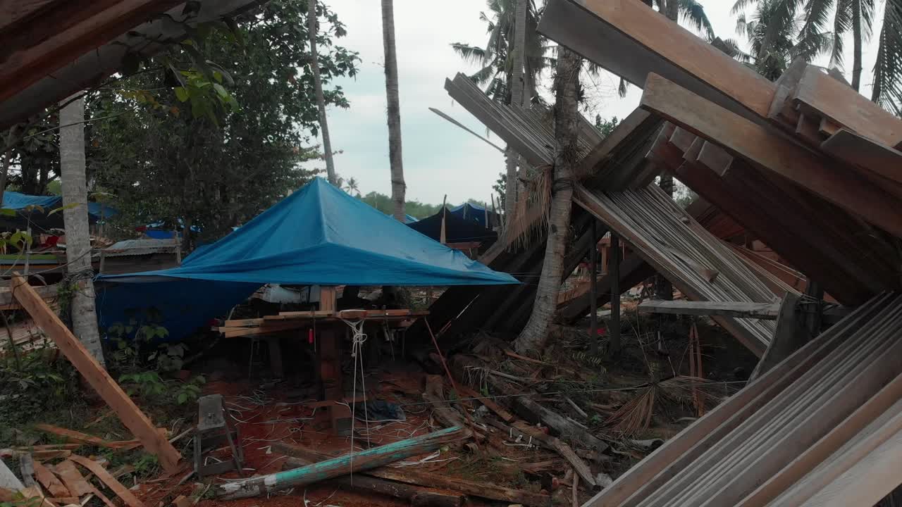 인도네시아 벨리 ⁇  의 지역 보트 공장 의 무인 항공기 사진