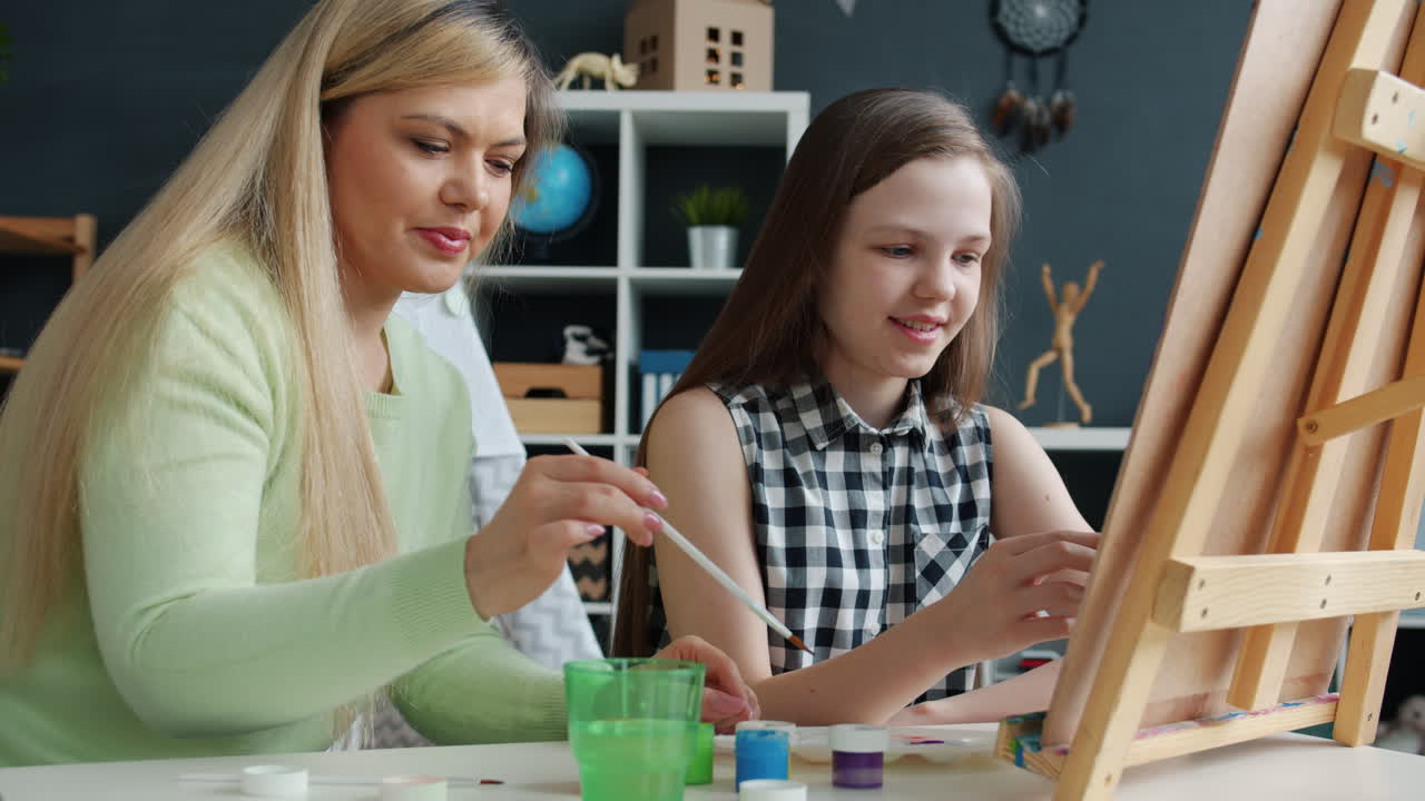 мать и дочь рисуют вместе.