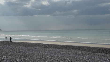 Playa-De-Normandia-Con-Amantes-De-La-Gente