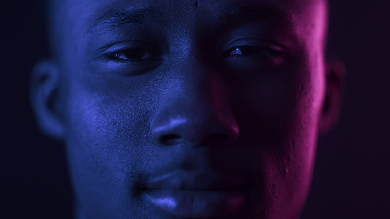Ritratto ravvicinato di un uomo con illuminazione colorata