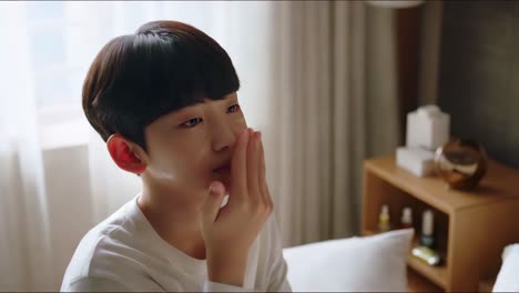 피부 관리 크림을 적용하는 십대