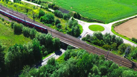 Vuelo-De-Drones-En-Tren-De-Pasajeros-Suburbano-4k