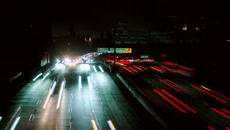 lapso de tiempo del tráfico de autopista ocupado en el centro de los ángeles en la noche