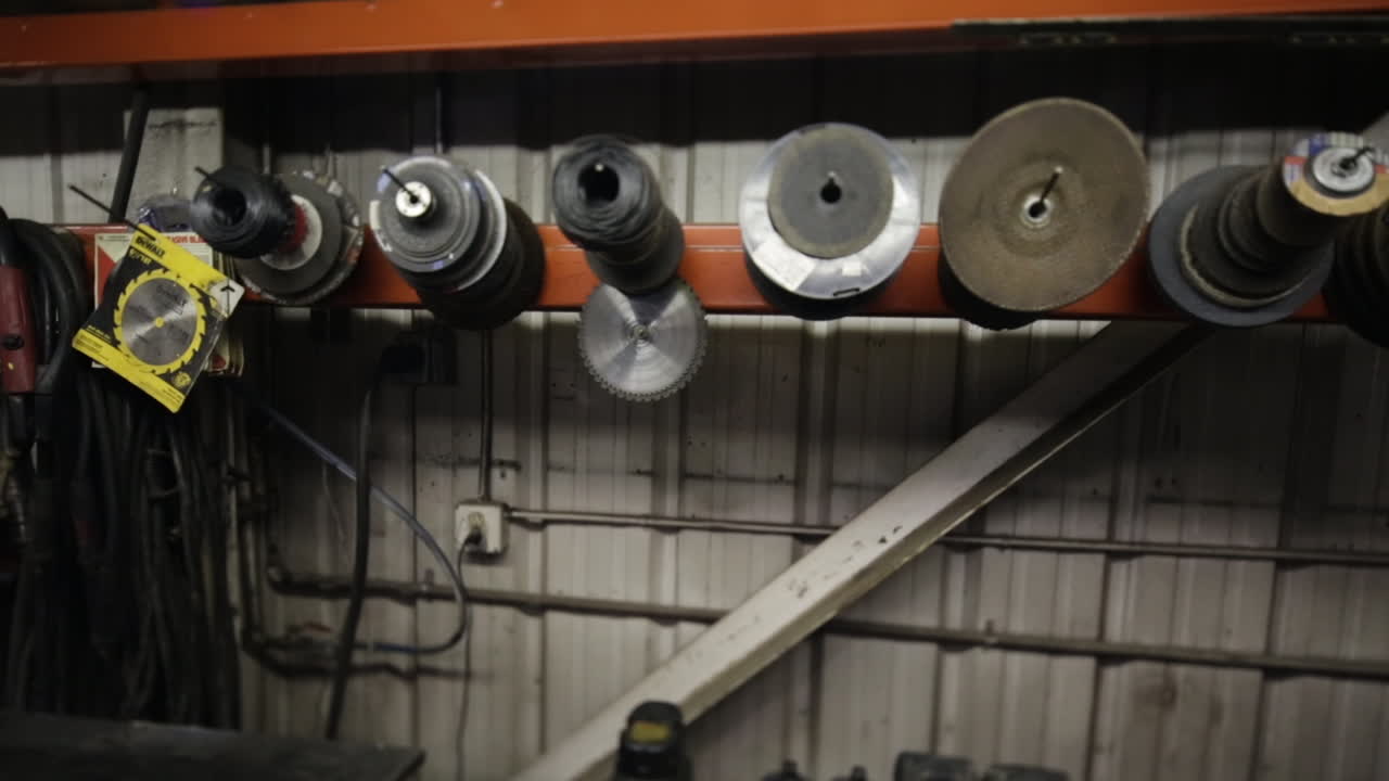 pan a través de herramientas variadas colgando en la pared en la tienda