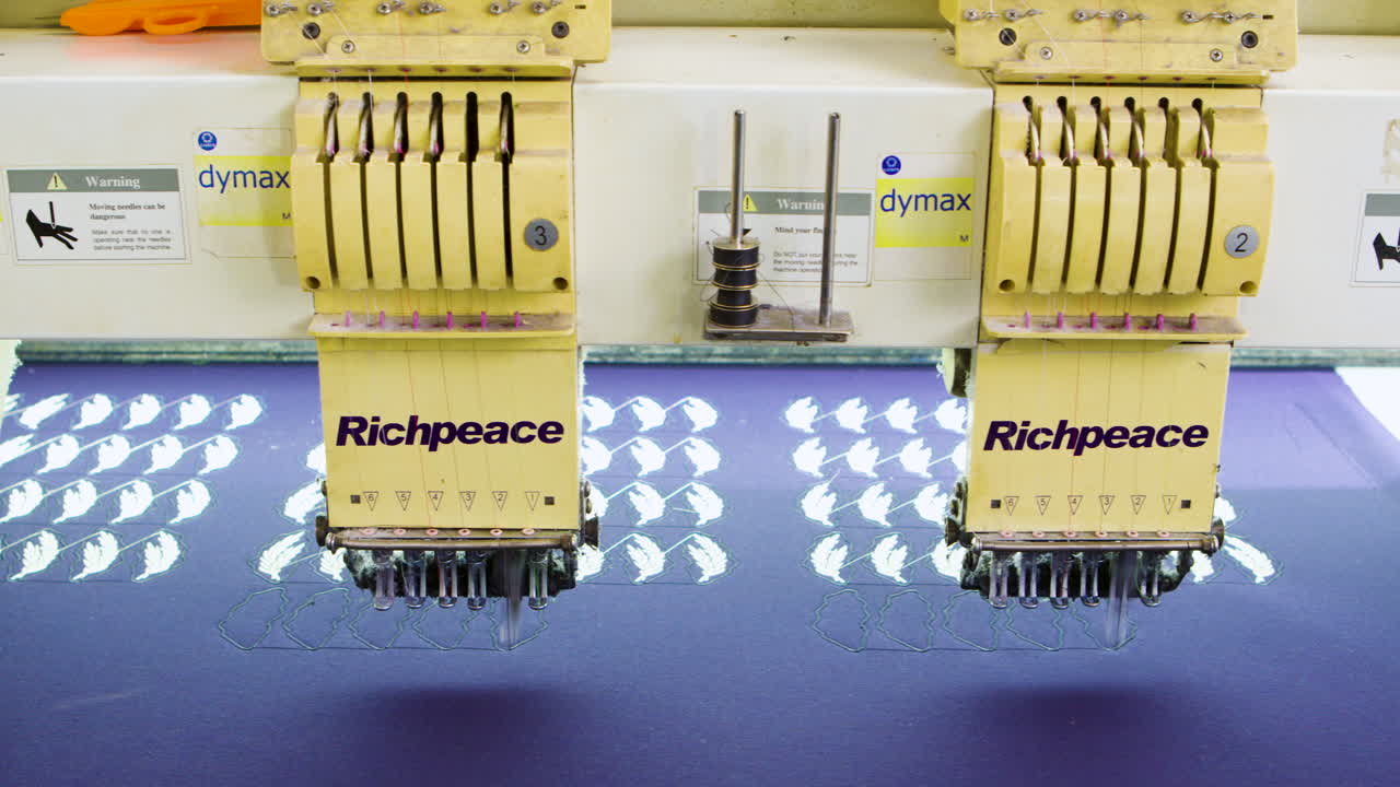 современные швейные машины на современной фабрике тканей