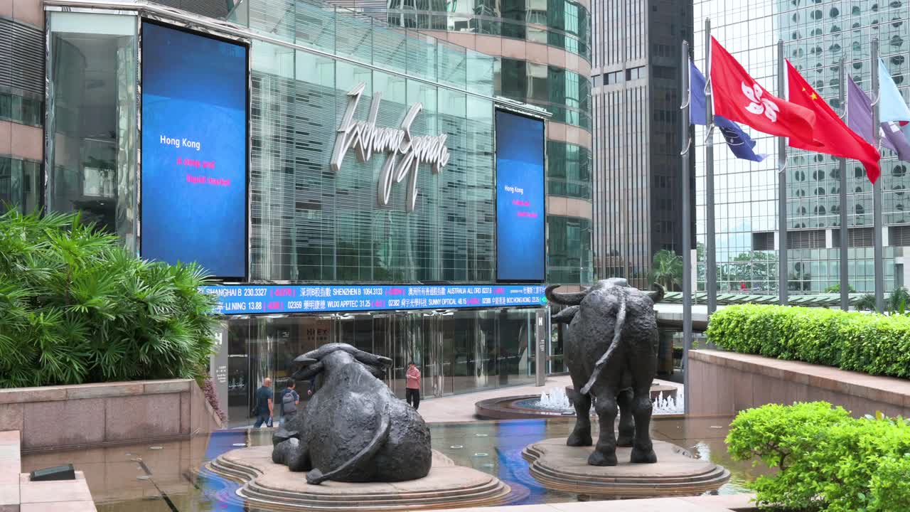 Hong Kong Stock Exchange: Bull Statues and Cityscape