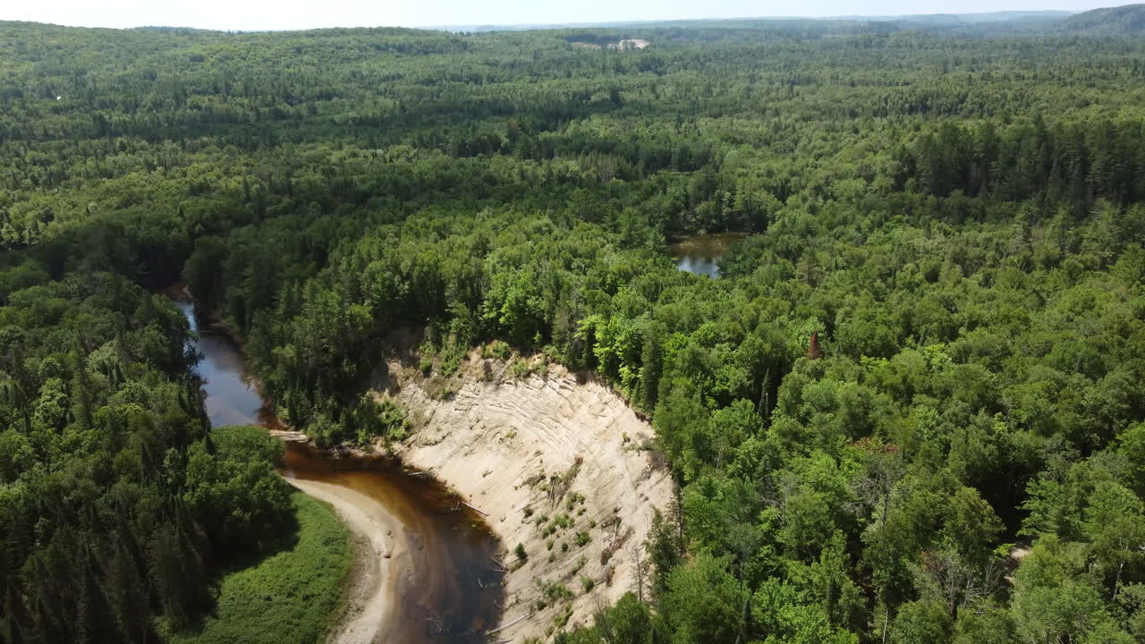 espectacular toma aérea de drones capturando formación natural, curva de erosión del suelo, delta del río causado por ríos glaciares en big bend, parque provincial de punta de flecha, huntsville, ontario, canadá