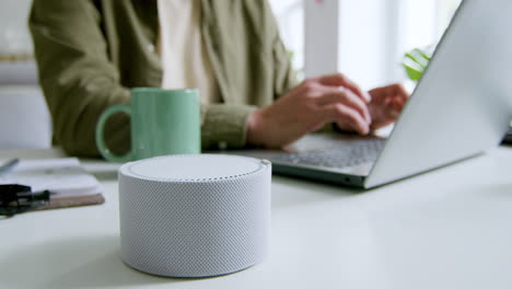 Close-up-view-of-smart-speaker-on-a-desk