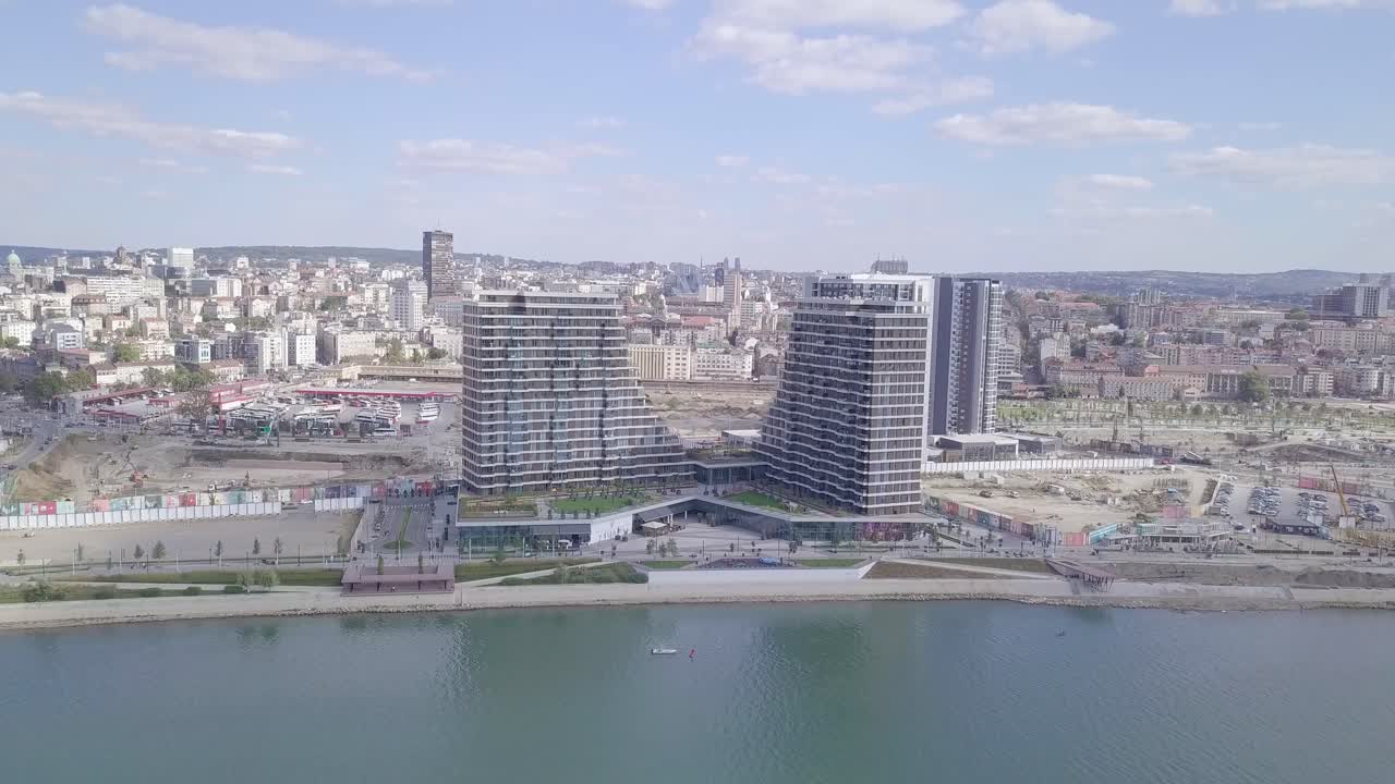 Sırbistan, Belgrad Sahili kuleleri ve Sava Nehri'nin tanıtıcı 4K hava çekimi
