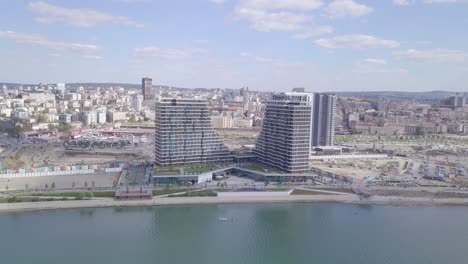 Erstellung-Einer-4K-Luftaufnahme-Des-Flusses-Sava-Und-Der-Türme-Der-Uferpromenade-Von-Belgrad,-Serbien