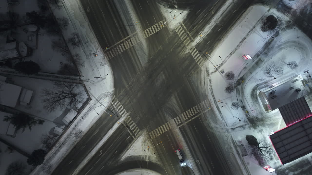 Nevicata notturna a un incrocio urbano, vista aerea a Mississauga, Canada