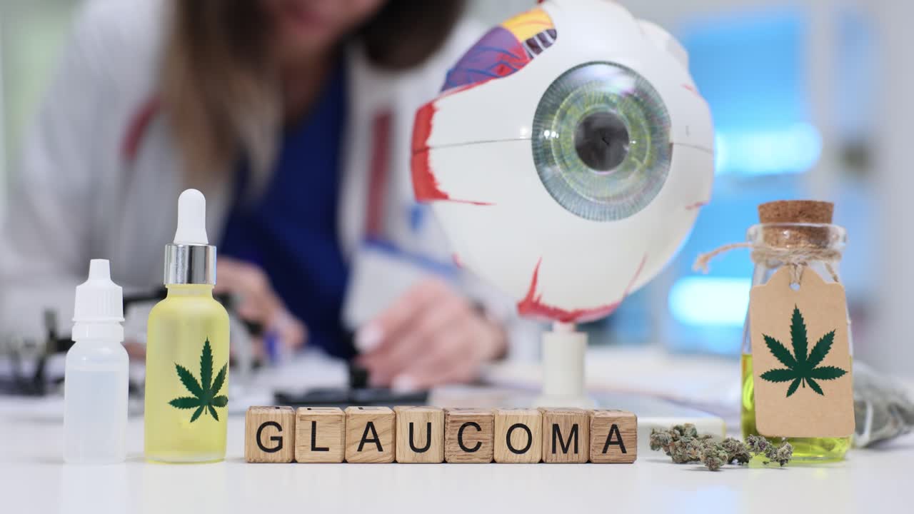 Cubi di legno disposti sulla scrivania formano il termine glaucoma da parte di un medico.