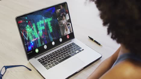 video de una mujer afroamericana haciendo una videollamada nft en una computadora portátil con varios compañeros de trabajo