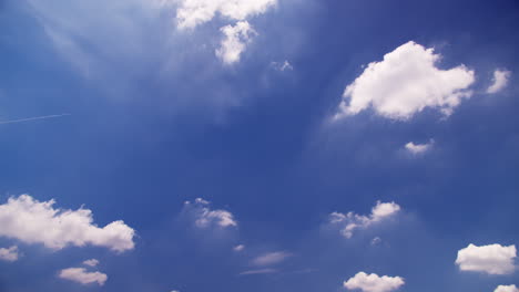 Hermoso-Cielo-Azul-Con-Fondo-De-Nubes,-Cielo-Azul-Con-Nubes-Y-Sol