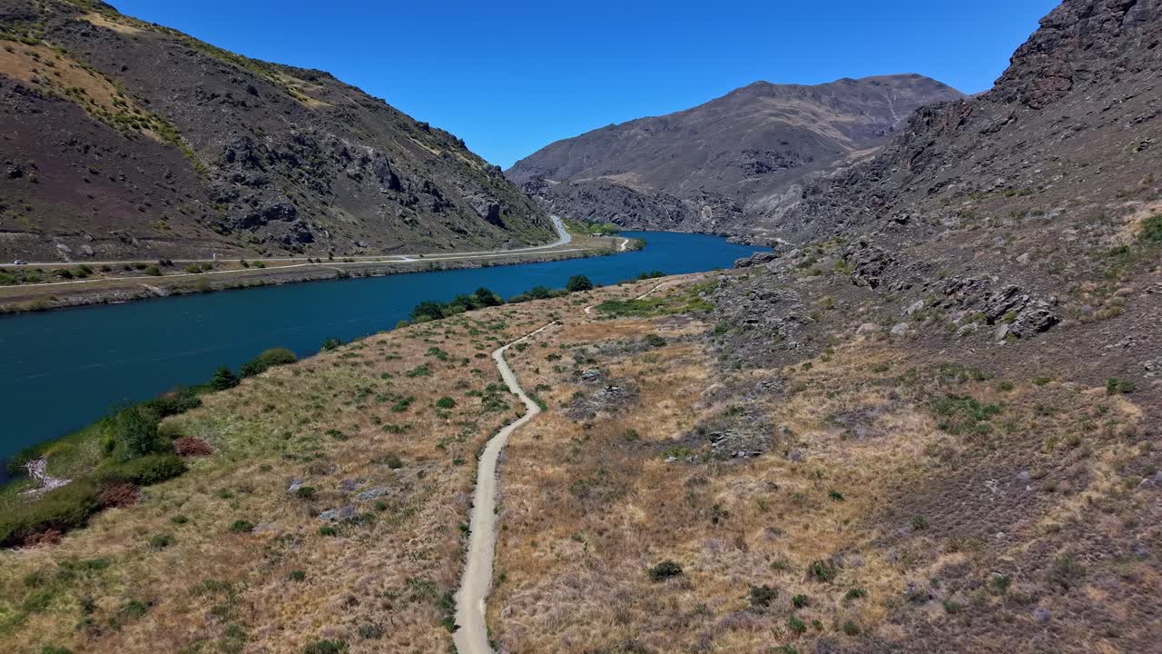 Scenic trail by Lake Dunstan, perfect for cycling and exploring history