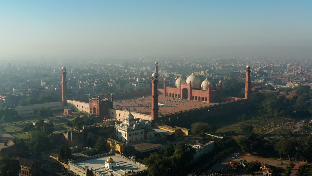 vista de la mezquita badshahi en la ciudad amurallada de lahore en punjab, pakistán durante el día de niebla