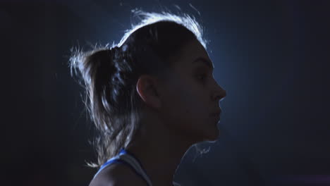 hermosa mujer boxeadora en entrenamiento en el pasillo saltando la cuerda de cerca