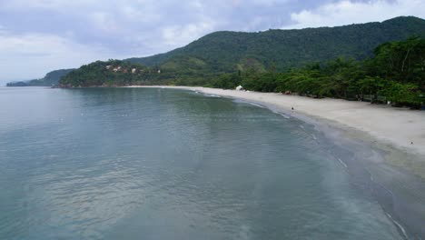 Flying-low-over-a-calm,-exotic-beach-in-cloudy-Costa-Verde,-Brazil---Aerial-view