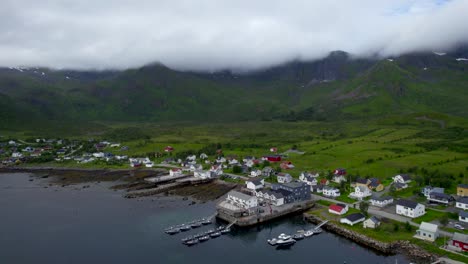 volando hacia atrás sobre mefjordvar en un día nublado, isla de senja, norte de noruega