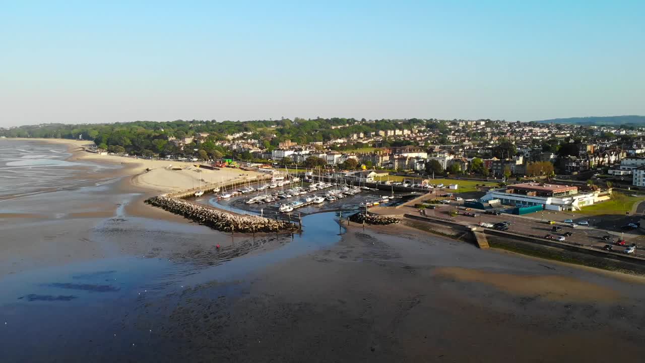vista aérea del puerto y el puerto deportivo de ryde, en la isla de wight, reino unido
