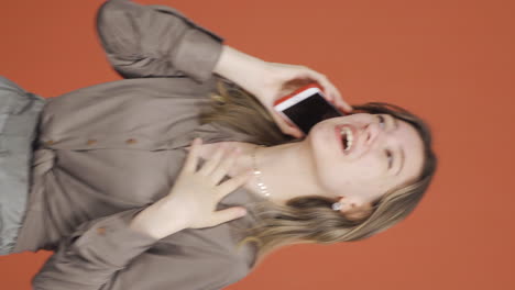 Video-Vertical-De-Una-Joven-Recibiendo-El-Evangelio-Por-Teléfono.