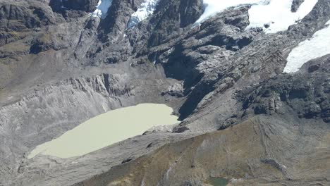 el drone tilt-up revela la laguna de un glaciar de inca, mostrando la belleza del paisaje