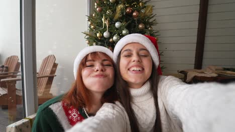 dos amigos tomando una selfie de navidad