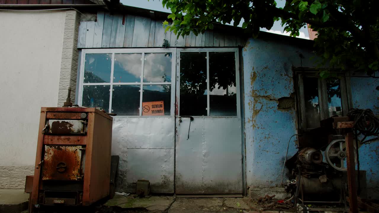 오래된 기계와 도구를 갖춘 가정 작업장 외부