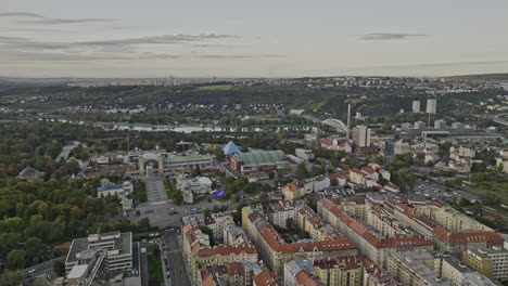 prague czechia aerial v107 drone flyover holesovice parque de atracciones vintage fairground, paisaje urbano de bubny, isla de stvanice y karlin a través del río vltava - filmado con mavic 3 cine - noviembre 2022