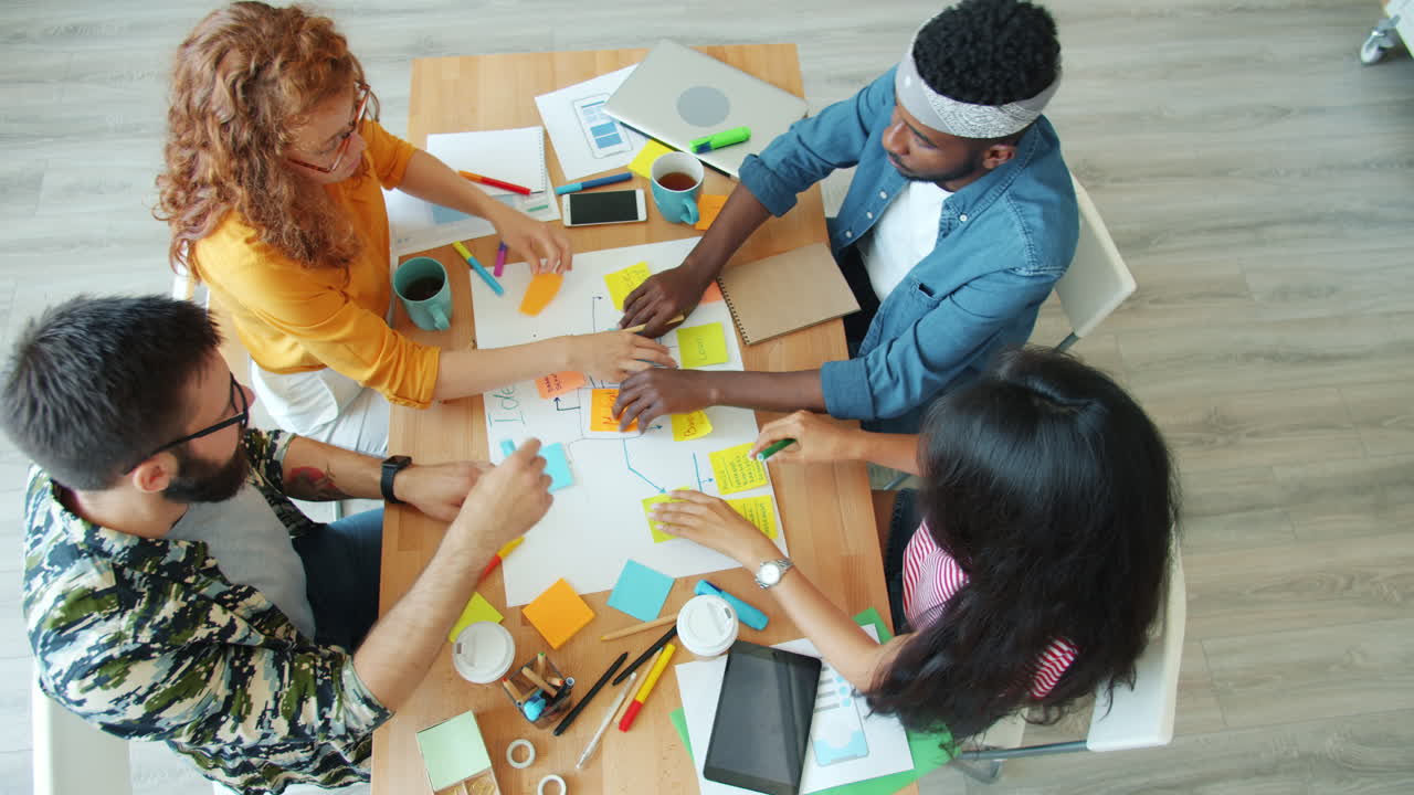 sesión de lluvia de ideas en equipo
