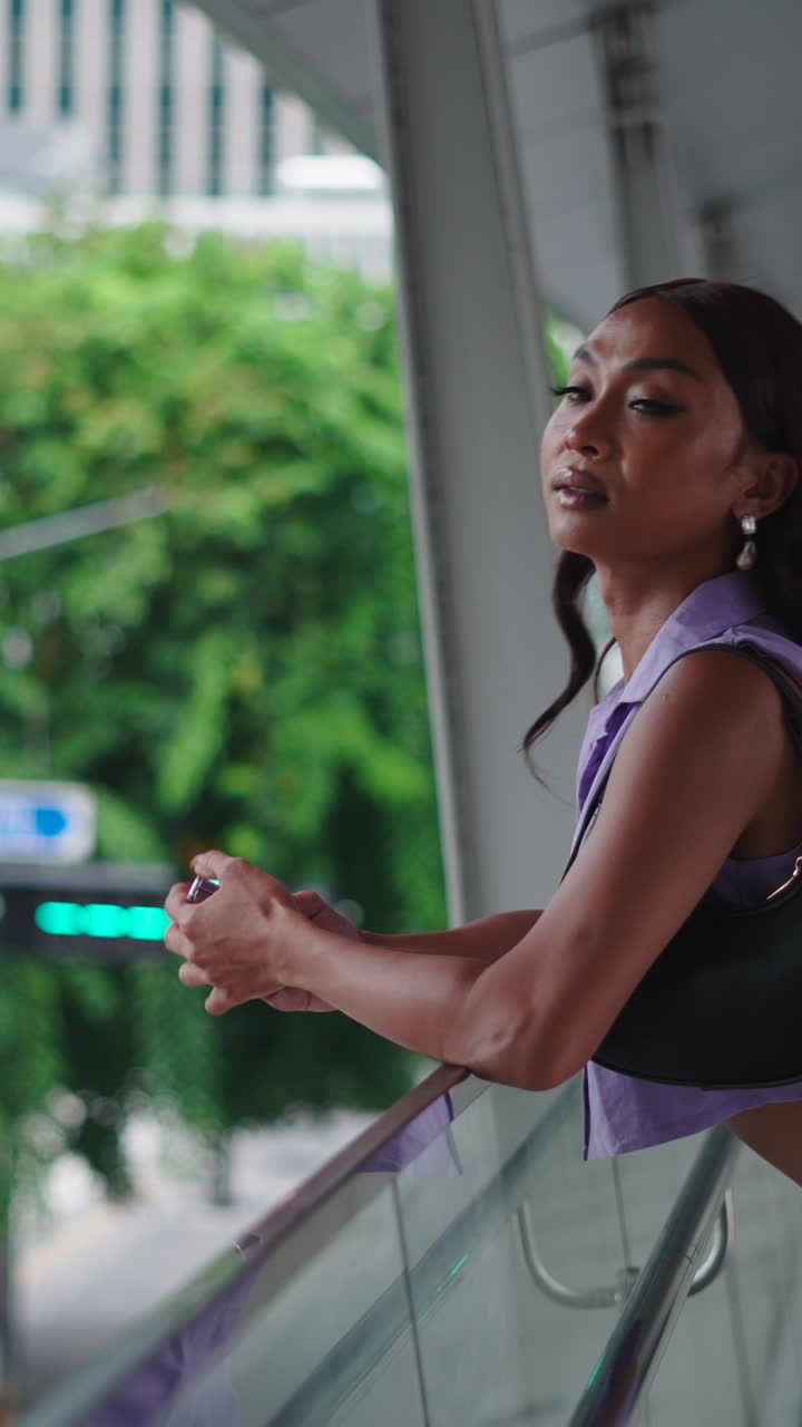 mujer elegante en un entorno urbano