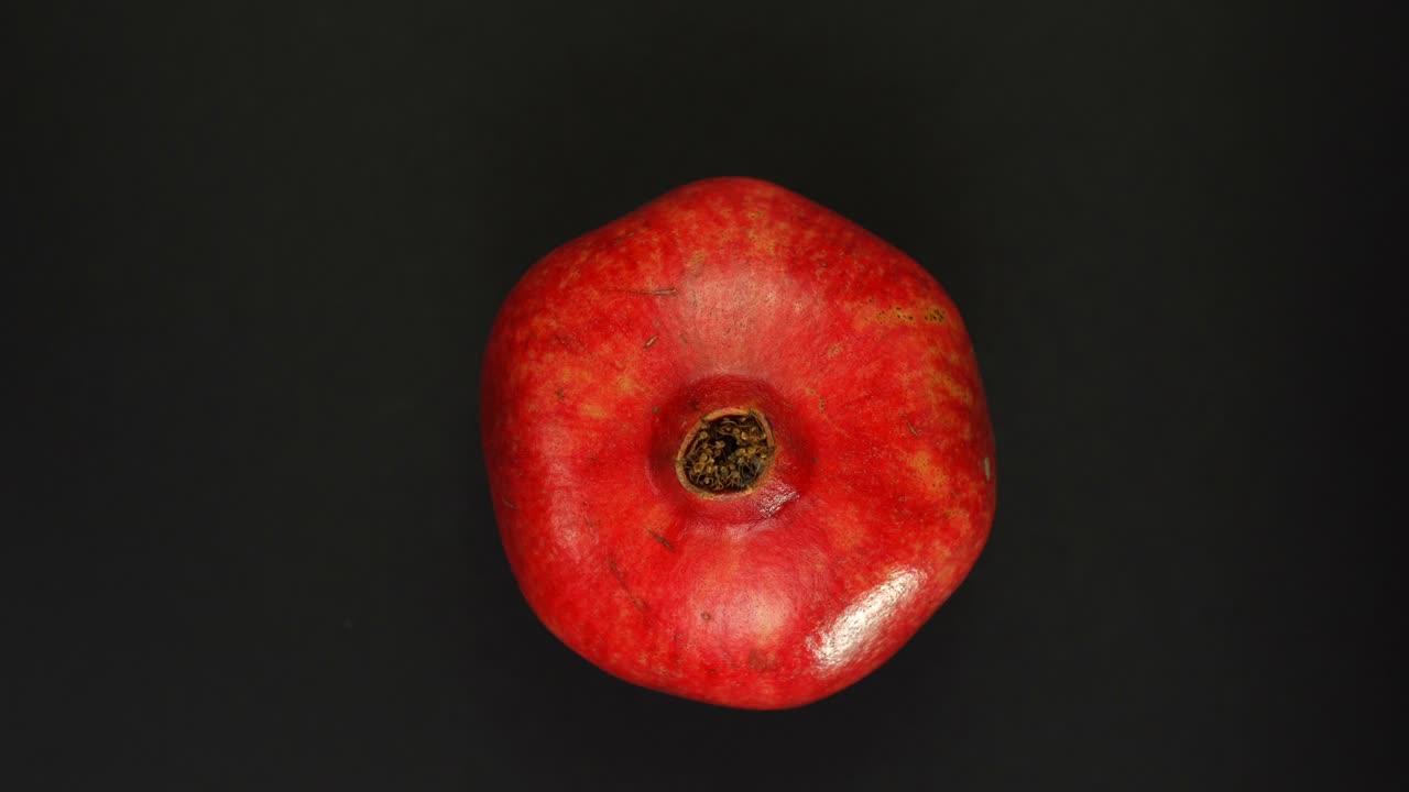 검은 바탕에 은 달을 회전시니다.