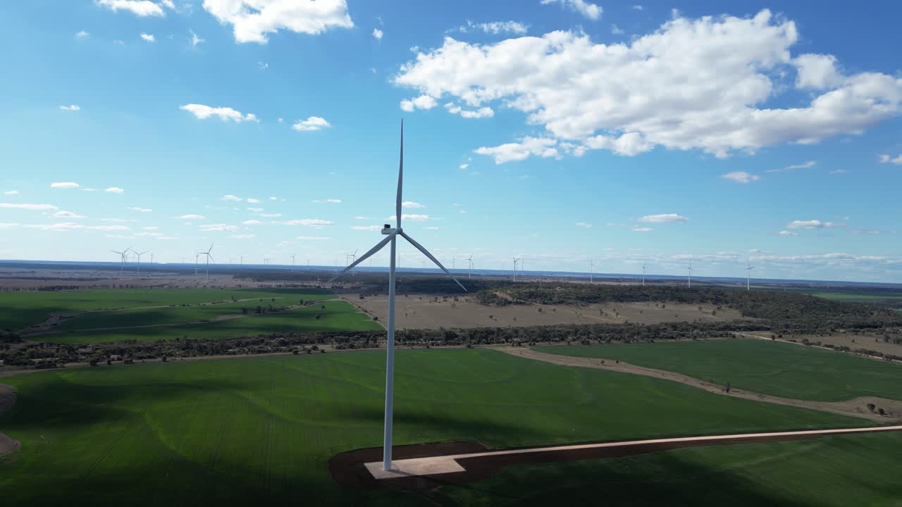 현대적 인 풍력 터빈 은 오스트레일리아 의 외 ⁇  지방 의 가축 농장 에서 바람 과 함께 천천히 회전 한다