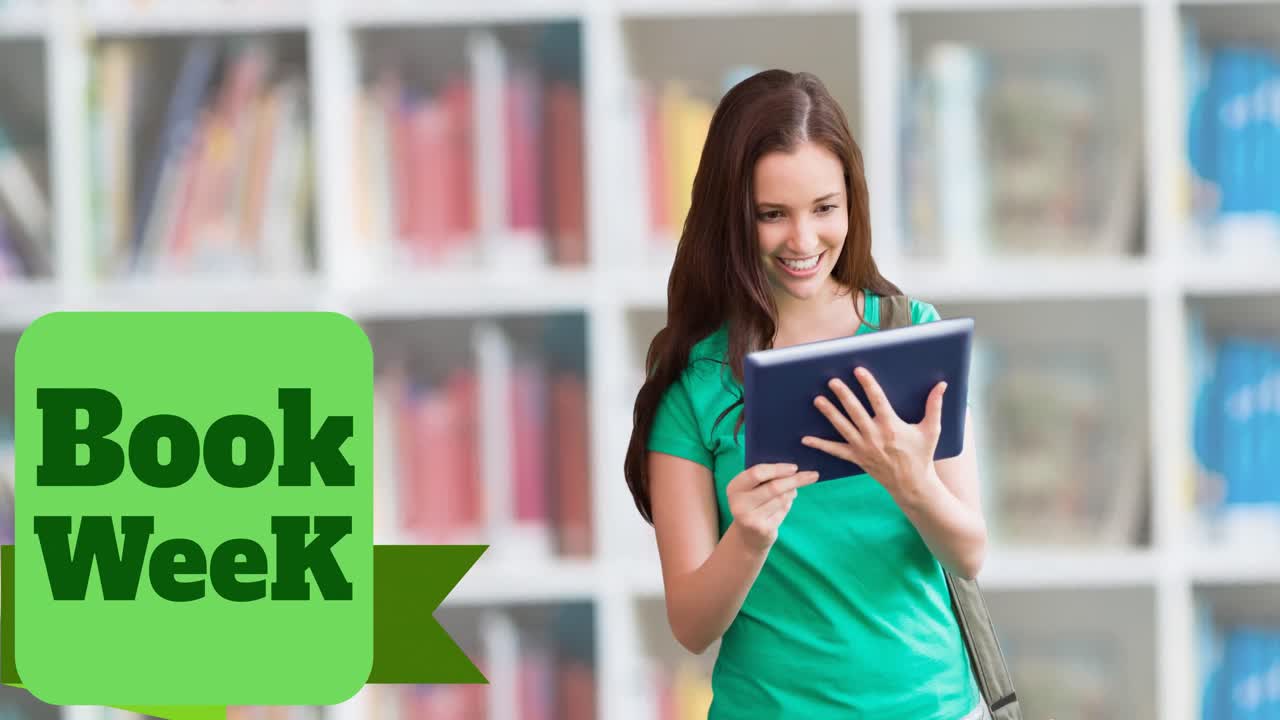 animación del texto de la semana del libro sobre una colegiala caucásica con una tableta en la biblioteca