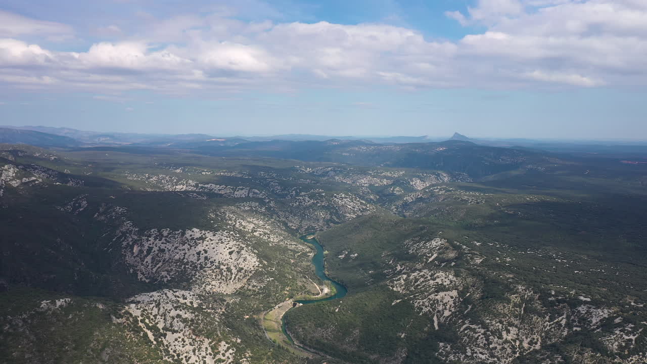 vista aérea global del río herault con la montaña pic saint loup en el fondo.