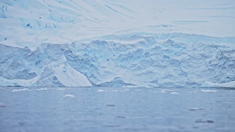 アンタークティカ 氷河 氷河 アンタクティカの風景 氷河と海の風景 アンタックティカ半島 寒い青い冬の風景 グローバル温暖化で氷河が溶けていく