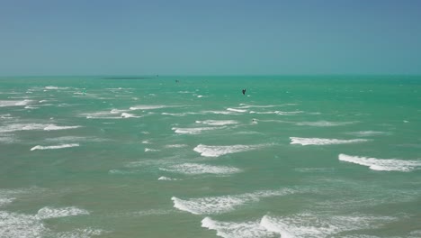 Kitesurfen-In-Der-Lagune-Von-Tatajuba-Im-Norden-Brasiliens