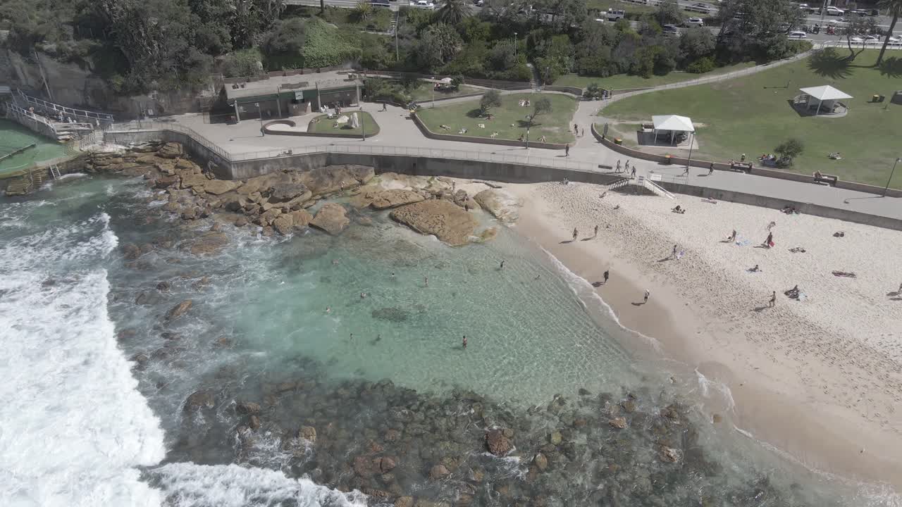 la gente en bondi a bronte ocean nada en el parque de la playa cerca de la piscina oceánica en los suburbios del este, sydney, nueva gales del sur, australia